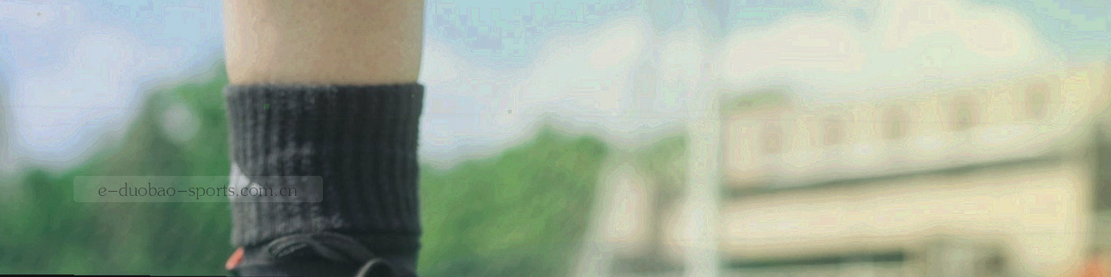 天平与数据图表结合，象征平衡与责任